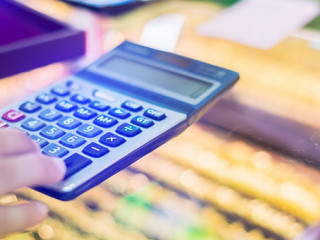 Juwelier-Taschenrechner-339311527-AS-Koonsiri