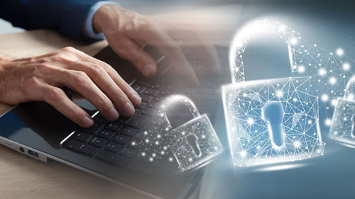 Anzugtraeger-Laptop-Schloss-389890345-AS-sasun-Bughdaryan