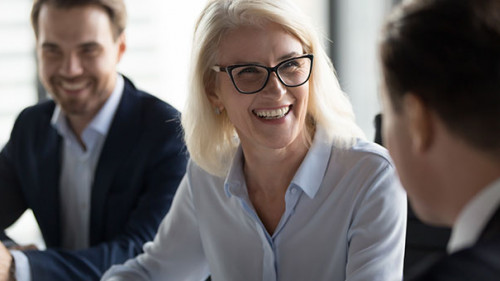 Anzugtraeger-246829618-AS-fizkes