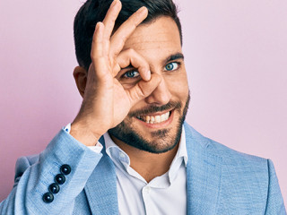 Anzugtraeger-Laecheln-402922103-AS-Krakenimages-com