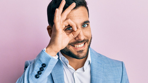 Anzugtraeger-Laecheln-402922103-AS-Krakenimages-com