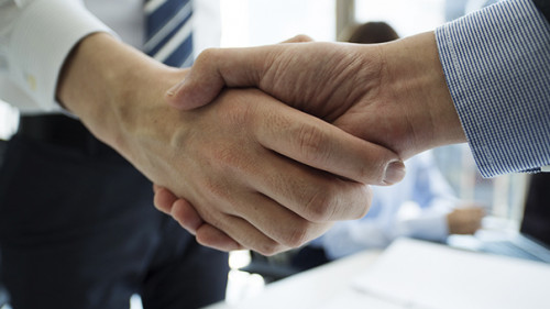 Anzugtraeger-Handshake-164124947-AS-Monet