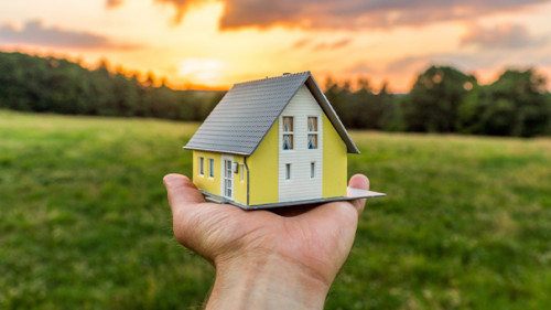 Hand-Haus-Wiese-208214900-AS-marcus-hofmann