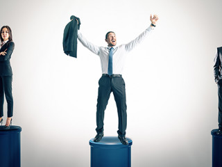 Anzugtraeger-Podest-271094188-AS-peshkov