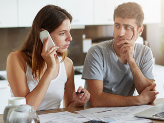 Paar-Telefon-Laptop-167672323-AS-Wayhome-Studio