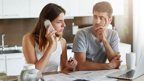 Paar-Telefon-Laptop-167672323-AS-Wayhome-Studio