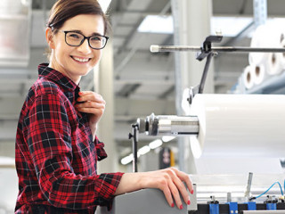 Frau-Fabrik-Laecheln-254404153-AS-Robert-Przybysz