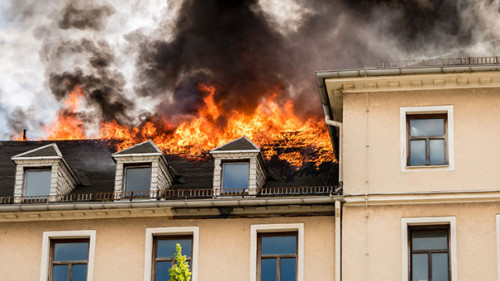 Dachstuhl-brennt-84472624-AS-Animaflora-PicsStock