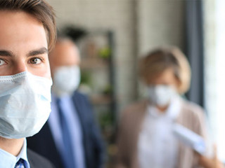 Anzugtraeger-Maske-382823237-AS-ty