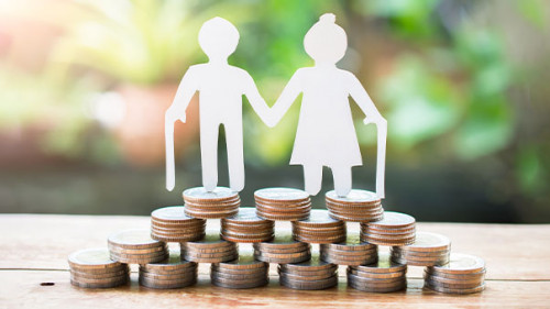 Senioren-Paar-Cutout-Muenzstapel-376268725-AS-guy2men