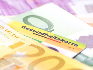 Geldscheine-Gesudnheitskarte-133653547-AS-studio-v-zwoelf