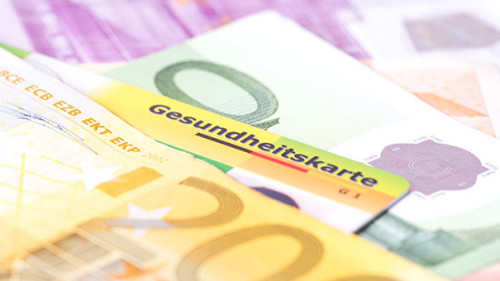 Geldscheine-Gesudnheitskarte-133653547-AS-studio-v-zwoelf