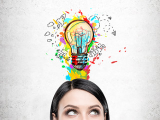 Frau-Gluehbirne-154011571-AS-denisismagilov