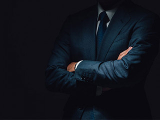 Anzugtraeger-Schatten-307343126-AS-naka