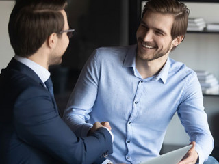 Anzugtraeger-Gespraech-382884821-AS-fizkes