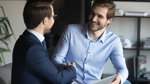 Anzugtraeger-Gespraech-382884821-AS-fizkes