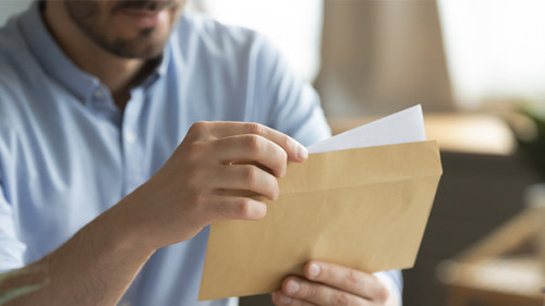 Mann-Brief-406490754-AS-fizkes