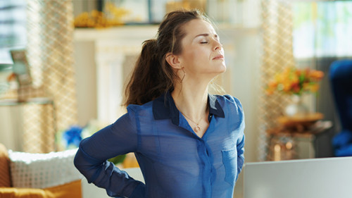Frau-Rueckenprobleme-Homeoffice-332540746-AS-Alliance