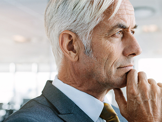 Anzugtraeger-nachdenklich-162999997-AS-Jacob-Lund