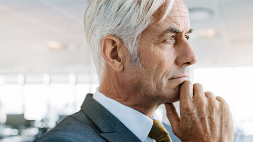 Anzugtraeger-nachdenklich-162999997-AS-Jacob-Lund