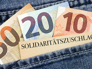 Hosentasche-Geldscheine-Soli-284623318-AS-blende11-photo