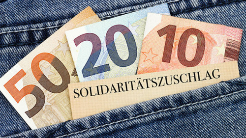 Hosentasche-Geldscheine-Soli-284623318-AS-blende11-photo