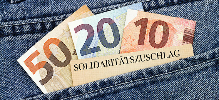 Hosentasche-Geldscheine-Soli-284623318-AS-blende11-photo