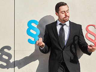 Anzugtraeger-Paragrafen-228471761-AS-Robert-Kneschke