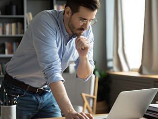 Anzugtraeger-Laptop-nachdenklich-406493802-AS-fizkes