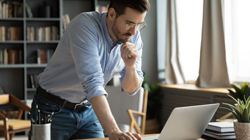 Anzugtraeger-Laptop-nachdenklich-406493802-AS-fizkes