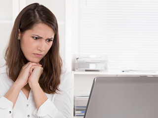 Frau-skeptisch-Laptop-57961898-AS-Jeanette-Dietljpg