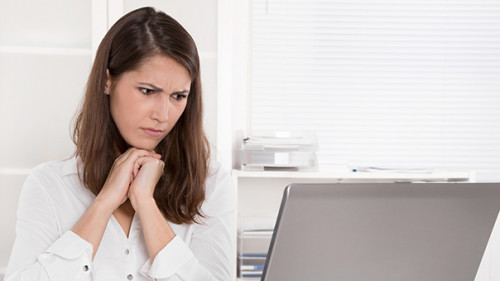Frau-skeptisch-Laptop-57961898-AS-Jeanette-Dietljpg