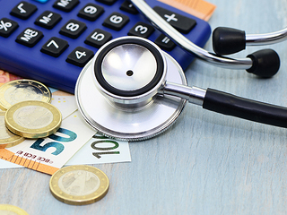 Geldscheine-Taschenrechner-Stethoskop-146803710-AS-Printemps