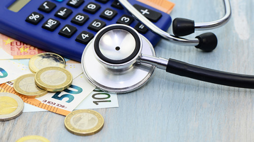 Geldscheine-Taschenrechner-Stethoskop-146803710-AS-Printemps