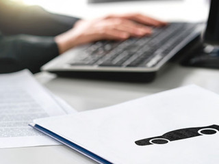 Frau-Computer-Kfz-Unterlagen-232435731-AS-terovesalainen