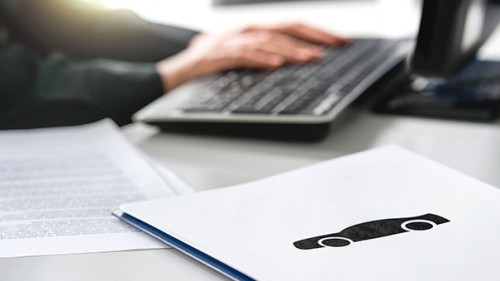 Frau-Computer-Kfz-Unterlagen-232435731-AS-terovesalainen