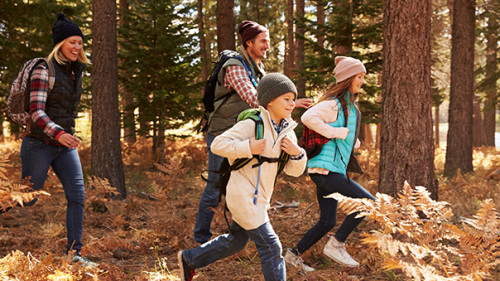 Familie-wandert-106595815-AS-Monkey-Business