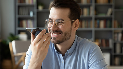 Anzugtraeger-Smartphone-392712018-AS-fizkes