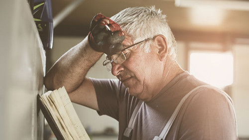 Handwerker-verzweifelt-Buch-171752941-AS-liderina