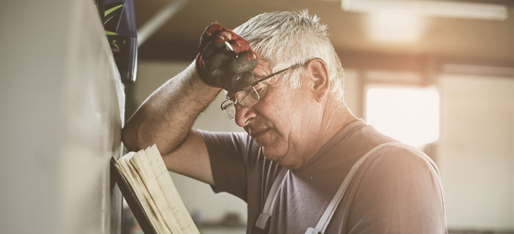 Handwerker-verzweifelt-Buch-171752941-AS-liderina