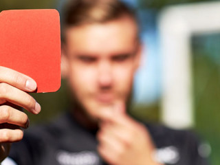 Rote-Karte-141076010-AS-Syda-Productions