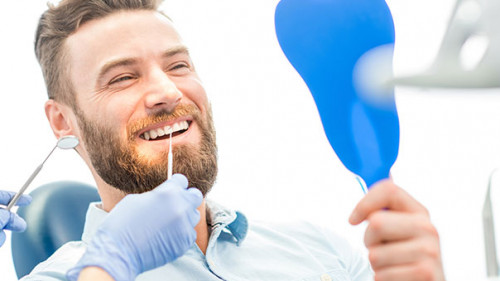 Mann-Zahnarzt-141987475-AS-rh2010