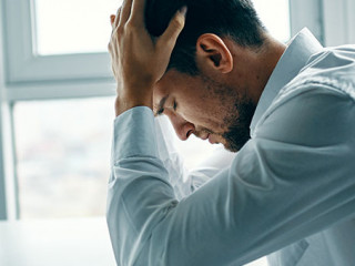 Anzugtraeger-depressiv-312802175-AS-SHOTPRIME-STUDIO