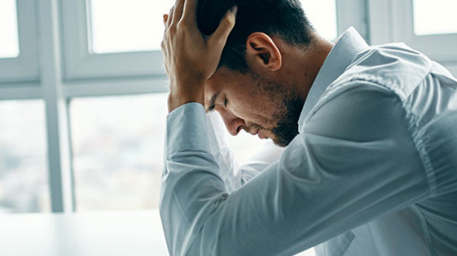 Anzugtraeger-depressiv-312802175-AS-SHOTPRIME-STUDIO