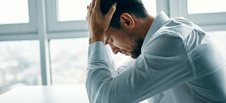 Anzugtraeger-depressiv-312802175-AS-SHOTPRIME-STUDIO