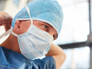 Chirurg-294336381-AS-Robert-Kneschke