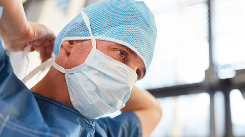 Chirurg-294336381-AS-Robert-Kneschke