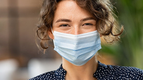 Frau-Maske-Laecheln-392860670-AS-Rido