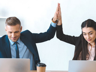 Anzugtraeger-High-Five-228331861-AS-LIGHTFIELD-STUDIOS