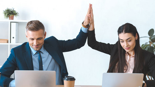 Anzugtraeger-High-Five-228331861-AS-LIGHTFIELD-STUDIOS